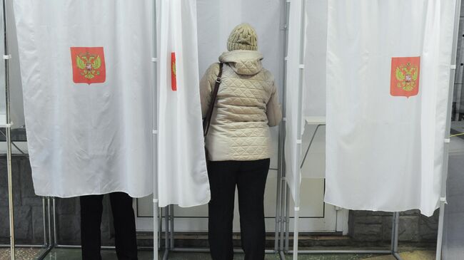 Избиратели голосуют на выборах
