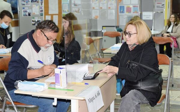 Люди регистрируются на выборах губернатора Владимирской области на избирательном участке во Владимире