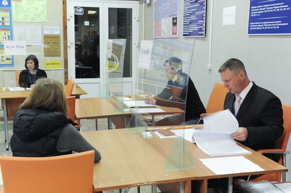 Работа членов участковой избирательной комиссии на избирательном участке №686 в Тамбове