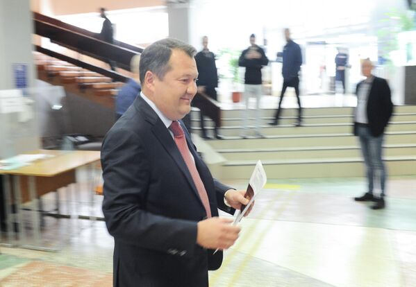 Временно исполняющий обязанности главы администрации Тамбовской области Максим Егоров голосует на избирательном участке No686 в Тамбове