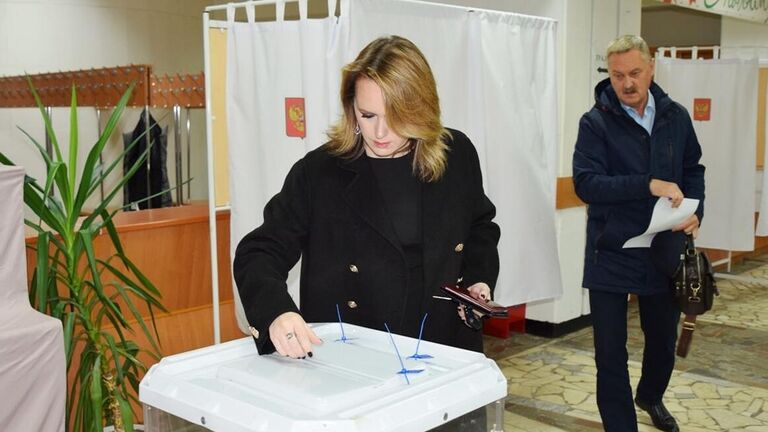 Люди голосуют на выборах губернатора Владимирской области на избирательном участке во Владимире