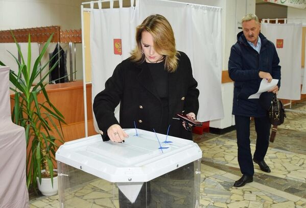 Люди голосуют на выборах губернатора Владимирской области на избирательном участке во Владимире