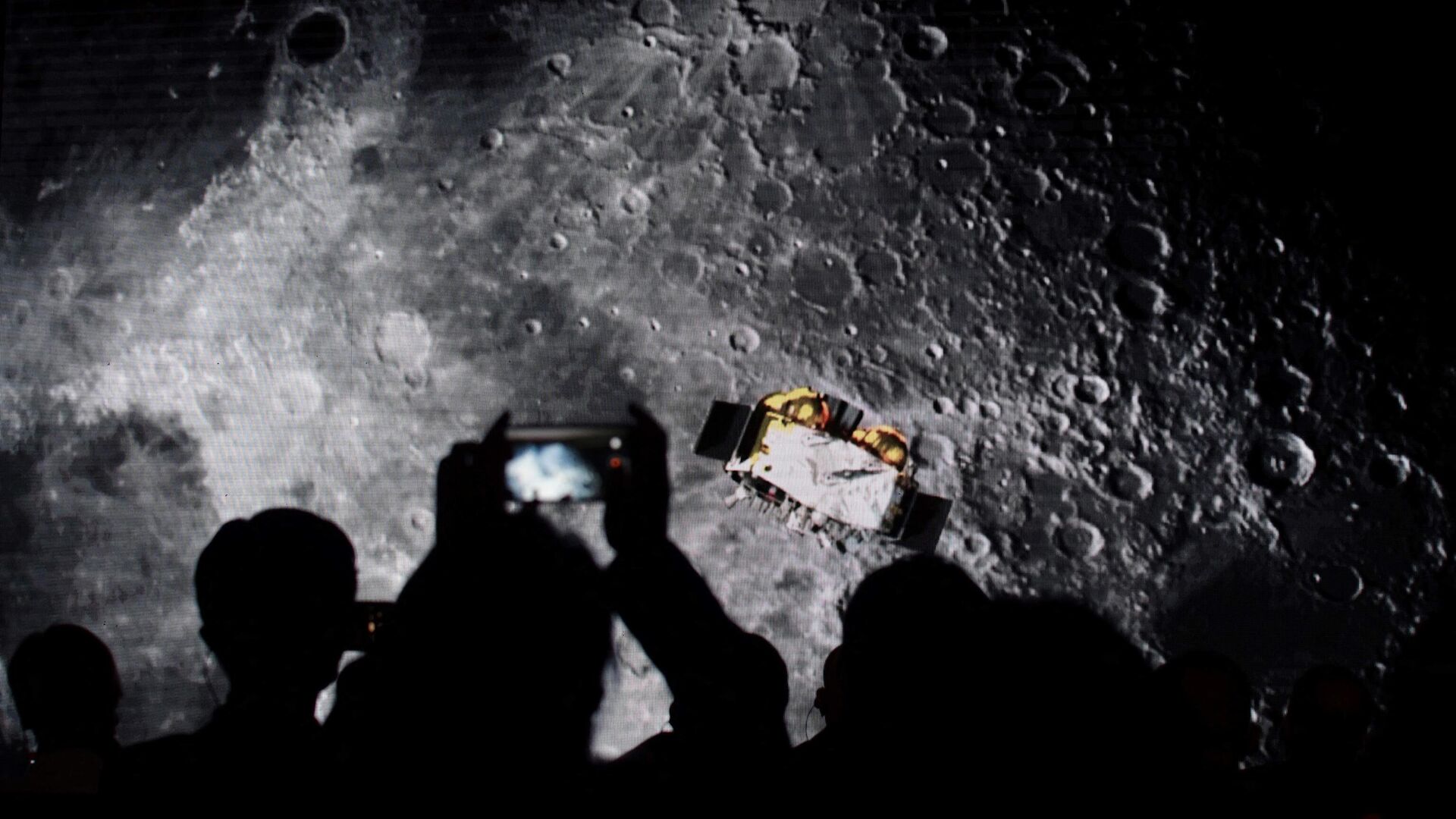 Люди смотрят видео о китайском лунном зонде Чанъэ-5  - РИА Новости, 1920, 09.09.2022