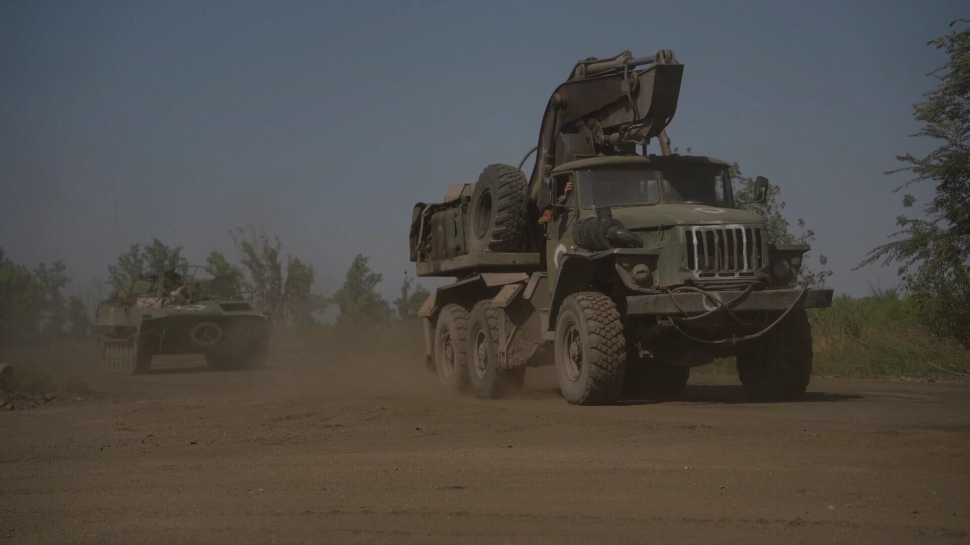 Переброс бронетехники и личного состава на Харьковское направление. Видео Минобороны - РИА Новости, 1920, 09.09.2022