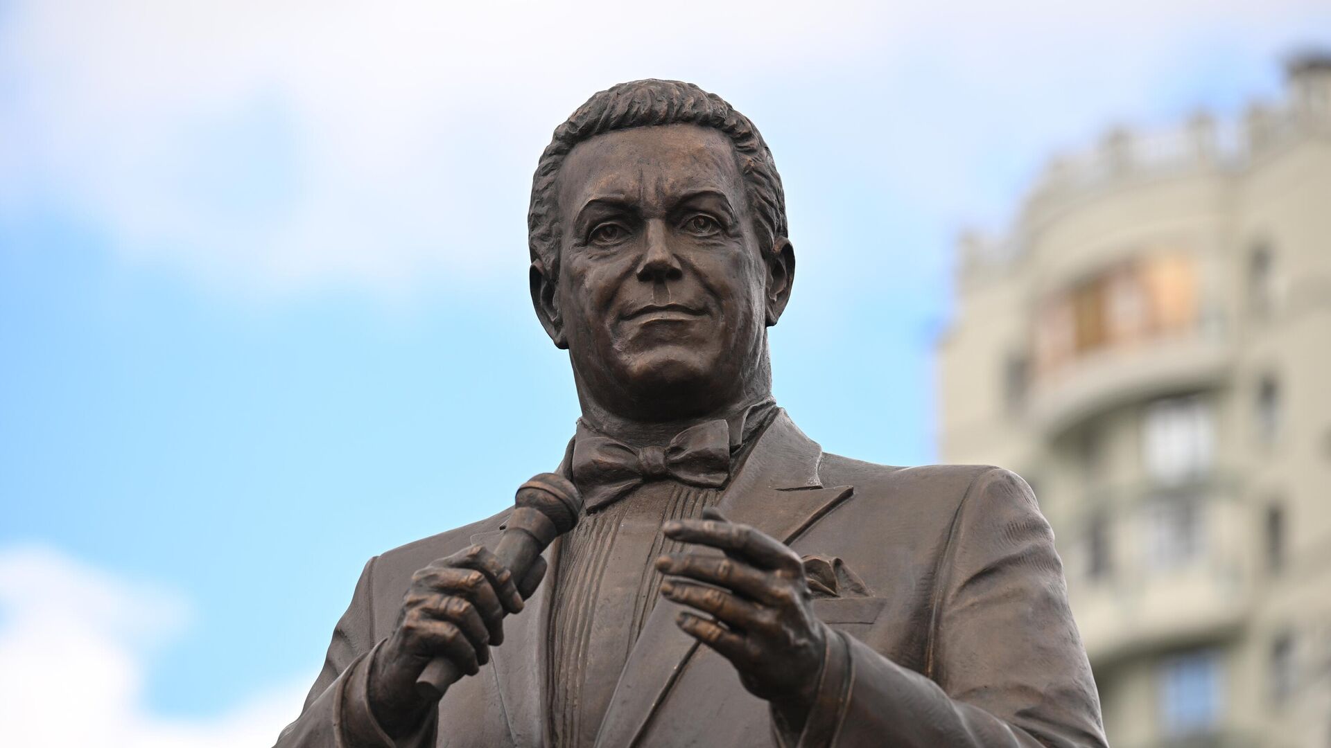 Памятник народному артисту СССР Иосифу Кобзону в Оружейном переулке в Москве - РИА Новости, 1920, 16.05.2024