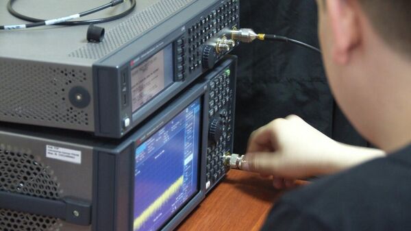 Сотрудник ТУСУР с оборудованием для измерения параметров передаваемого сигнала