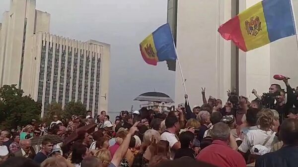 Митинг сторонников оппозиционной партии Шор у администрации президента в Молдавии