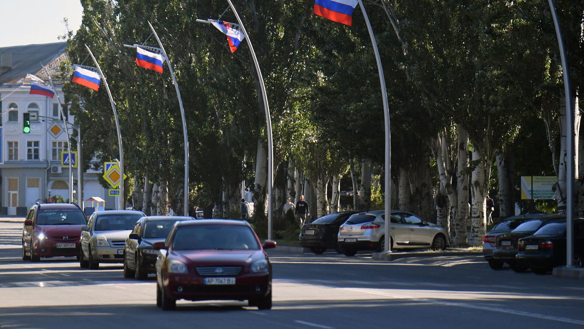 Автомобильное движение на одной из улиц в Мелитополе - РИА Новости, 1920, 28.09.2022