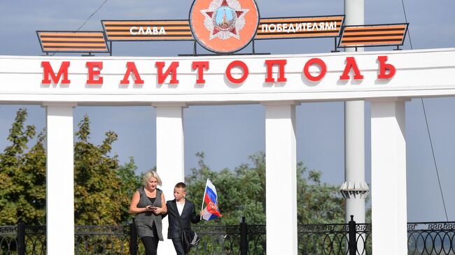 Женщина с ребенком на площади Победы в Мелитополе