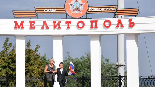 Женщина с ребенком на площади Победы в Мелитополе