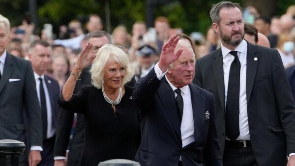 Король Великобритании Карл III и королева-консорт прибыли в Букингемский дворец в Лондоне. 9 сентября 2022