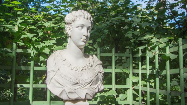 Реставраторы Русского музея завершили очистку скульптуры Петрония Прима в Летнем саду, которую ранее изрисовал вандал