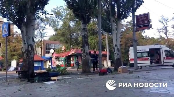 Автомобиль скорой помощи на месте обстрела в Донецке