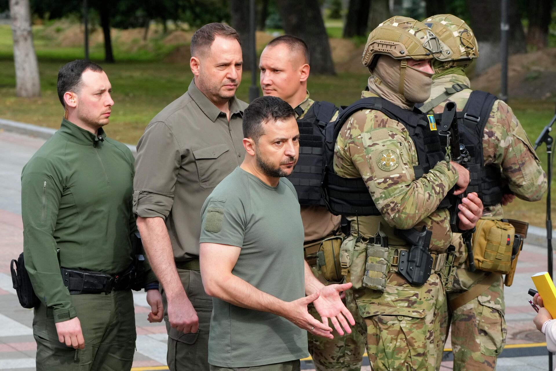 Президент Украины Владимир Зеленский после завершения пресс-конференции в Киеве - РИА Новости, 1920, 19.02.2025