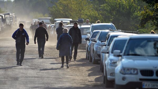 Очередь автомобилей беженцев из Харьковской области перед российской границей