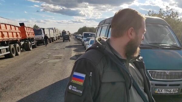 Многокилометровая очередь беженцев из Харьковской области у границы РФ 