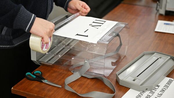 Урна для надомного голосования на выборах в Москве