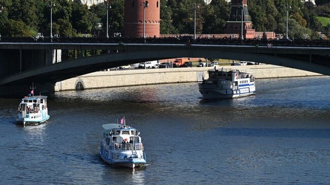 Традиционный парад судов, приуроченный ко Дню города, на Москве-реке