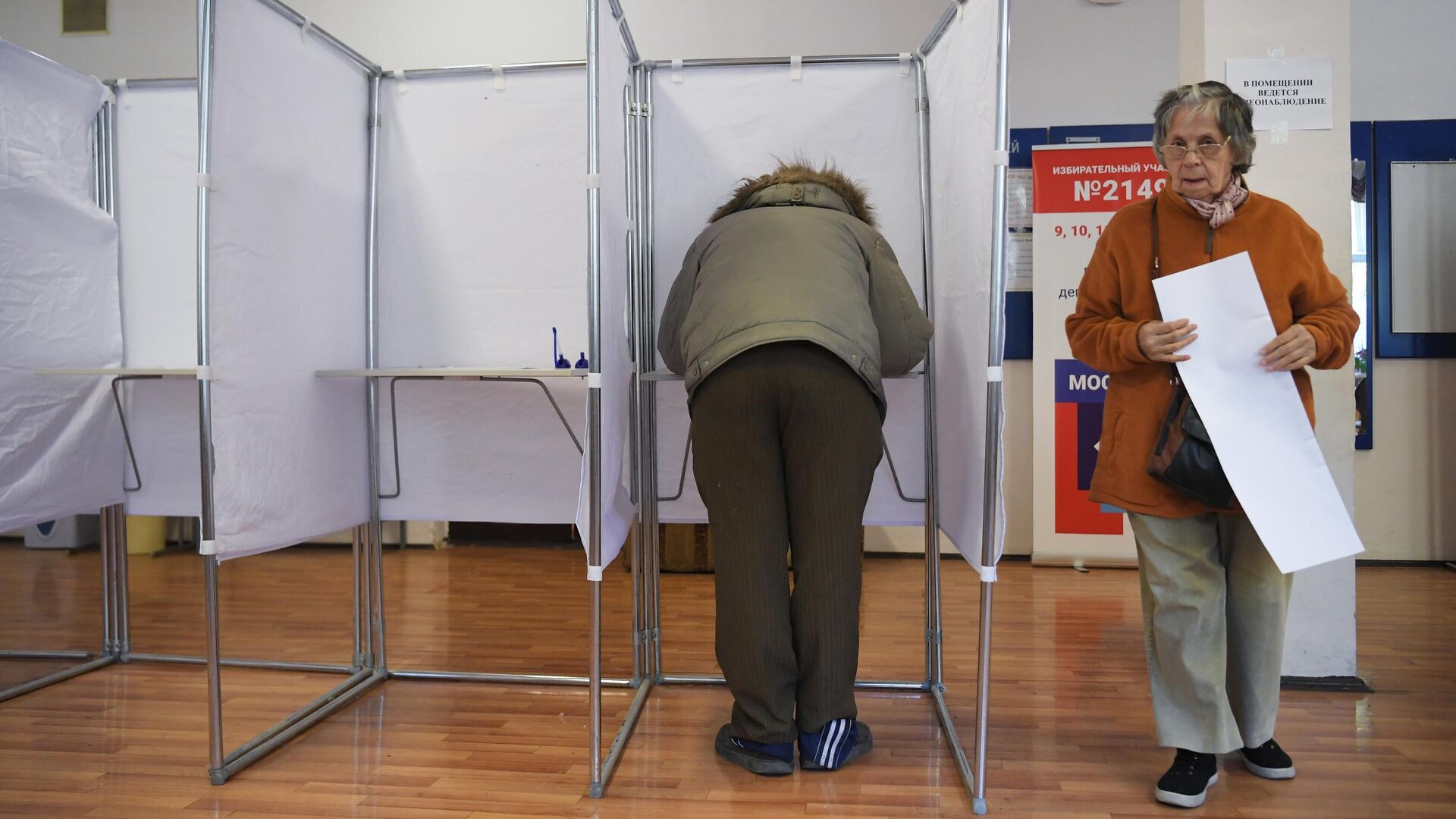 Избиратели голосуют на выборах  - РИА Новости, 1920, 10.09.2022