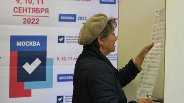 Женщина голосует на выборах депутатов в советы муниципальных образований в Москве