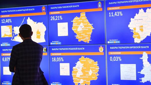 Экран со статистикой голосования по областям в информационном центре ЦИК РФ в Москве