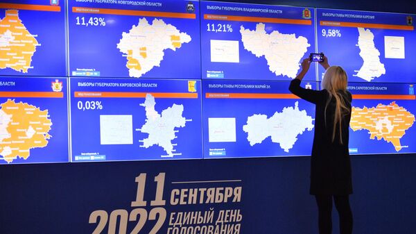 Экран со статистикой голосования по областям в информационном центре ЦИК РФ