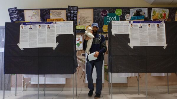 Мужчина на избирательном участке в Томске во время голосования по выборам губернатора Томской области