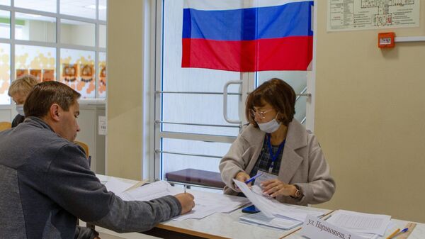 Мужчина на избирательном участке в Томске во время голосования по выборам губернатора Томской области