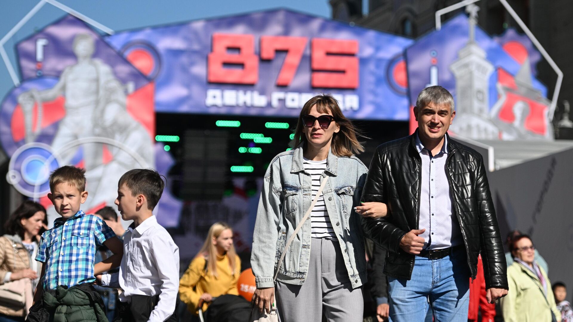 Люди на улице Охотный ряд на праздновании Дня города в Москве - РИА Новости, 1920, 10.09.2022