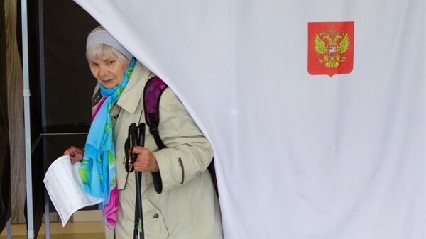 Женщина на избирательном участке в Томске