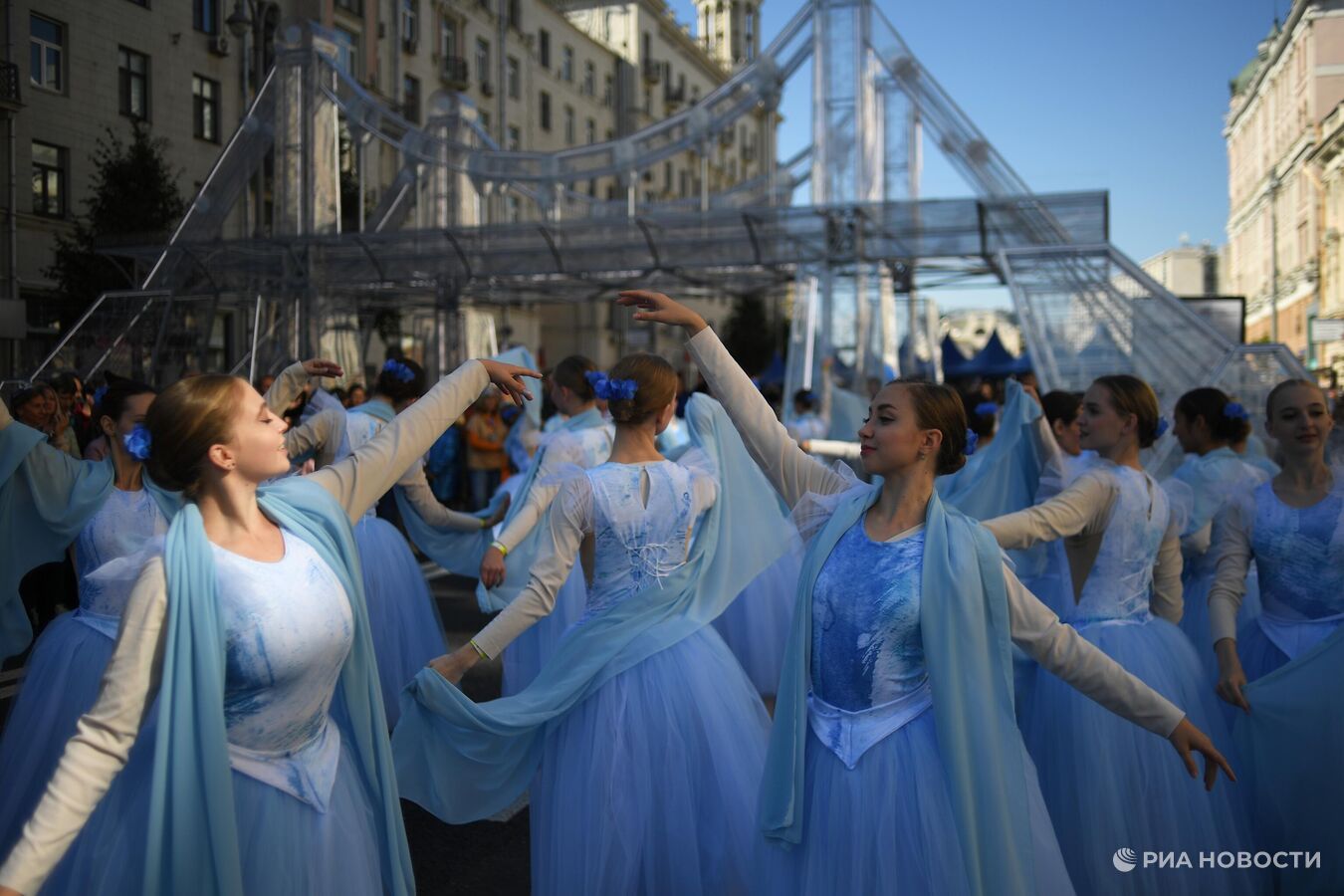 Как проходит день москвы. Праздничная Москва. Праздник города на Тверской. Москва люди. Культура Москвы.