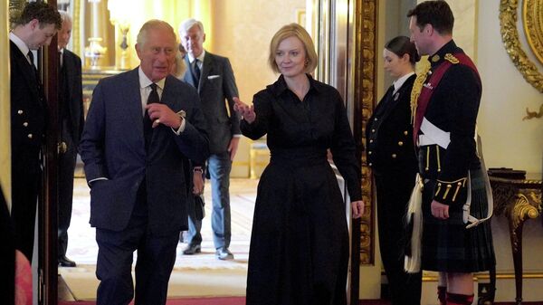 Король Карл III во время аудиенции с премьер-министром Лиз Трасс и членами ее кабинета
