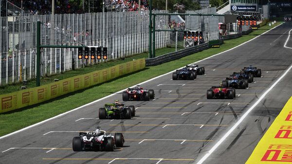 Болиды Формулы-1 на свободной практике Гран-при Италии