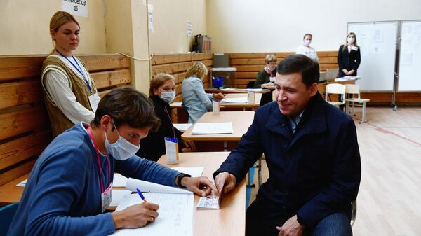 Губернатор Свердловской области Евгений Куйвашев на избирательном участке №1331 в Екатеринбурге, где проходят выборы губернатора Свердловской области
