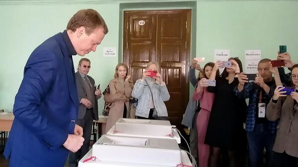 Временно исполняющий обязанности губернатора Рязанской области Павел Малков голосует на выборах главы региона