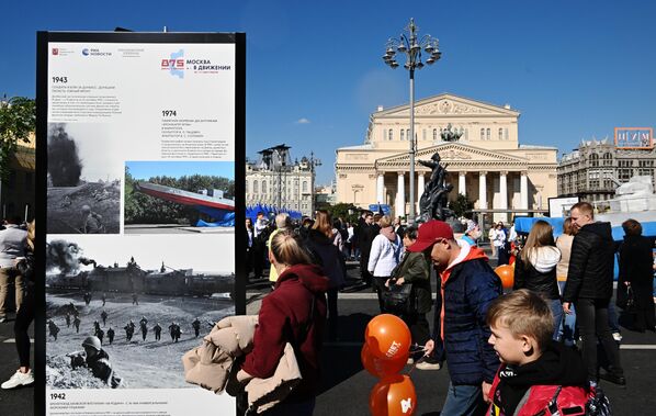 Люди возле одной из фотографий на фотовыставке агентства РИА Новости на Театральном проезде в Москве