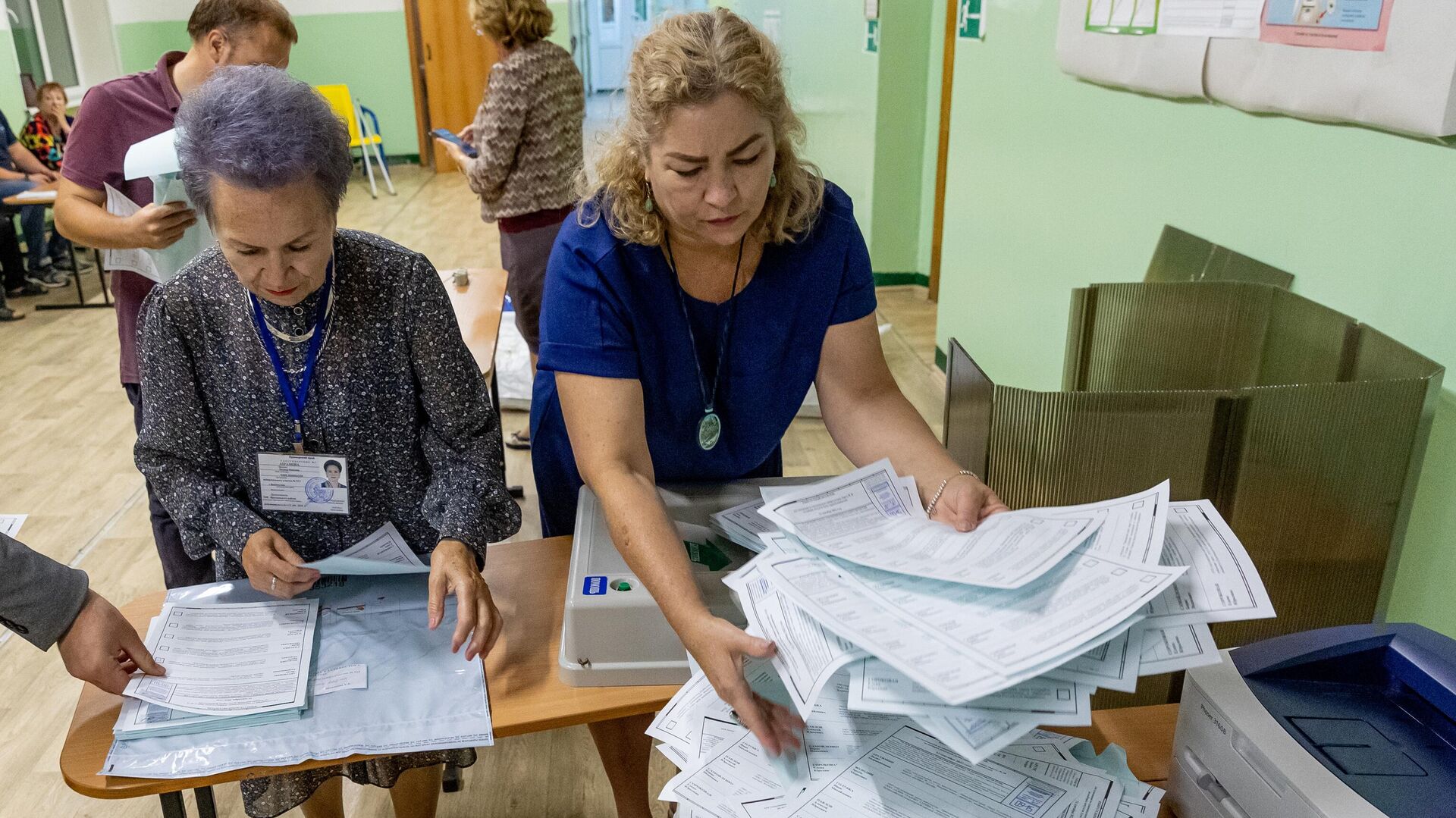 Сотрудники избирательной комиссии во Владивостоке подсчитывают бюллетени после завершения голосования - РИА Новости, 1920, 11.09.2022