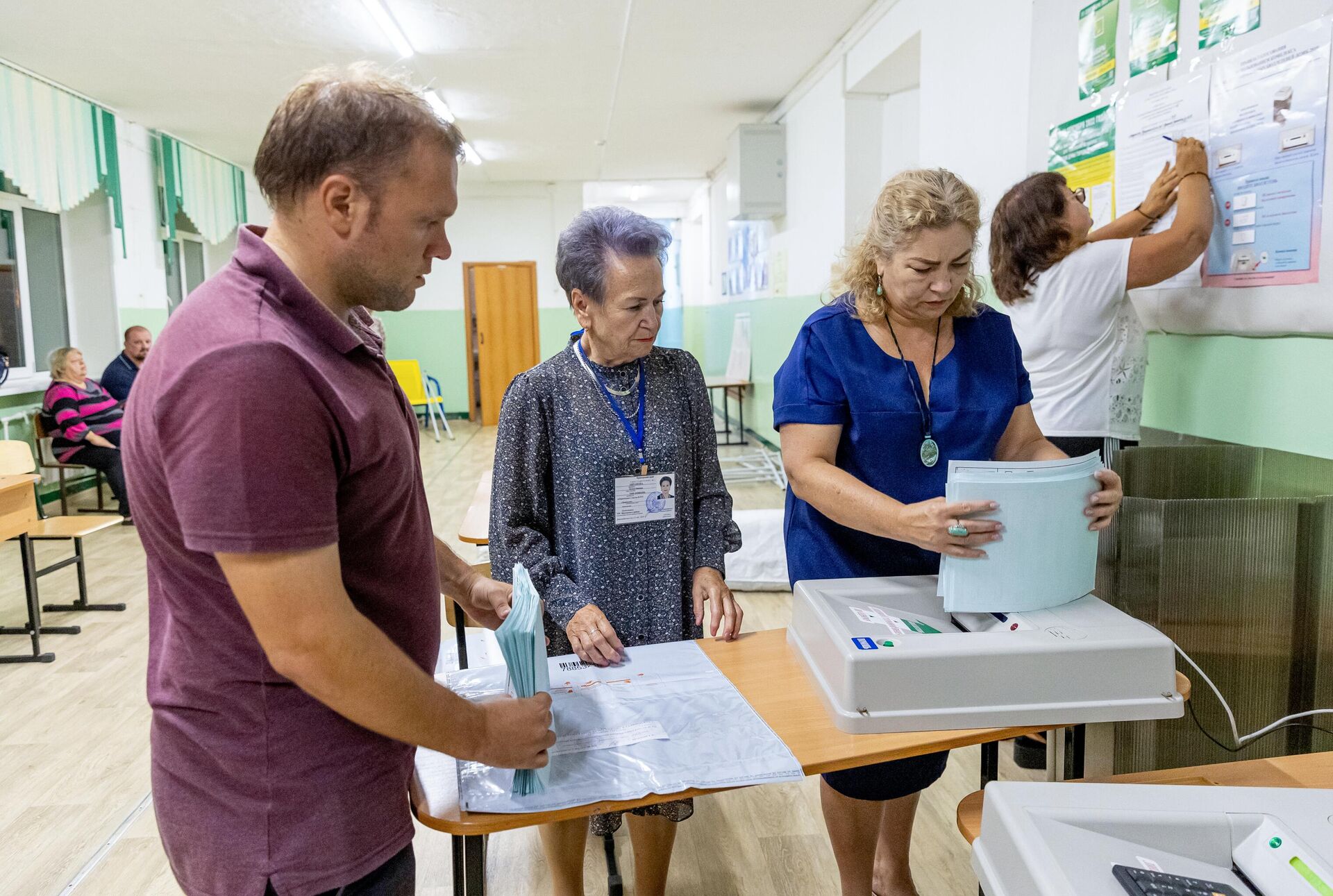 Сотрудники избирательной комиссии подсчитывают бюллетени после завершения голосования - РИА Новости, 1920, 12.09.2022