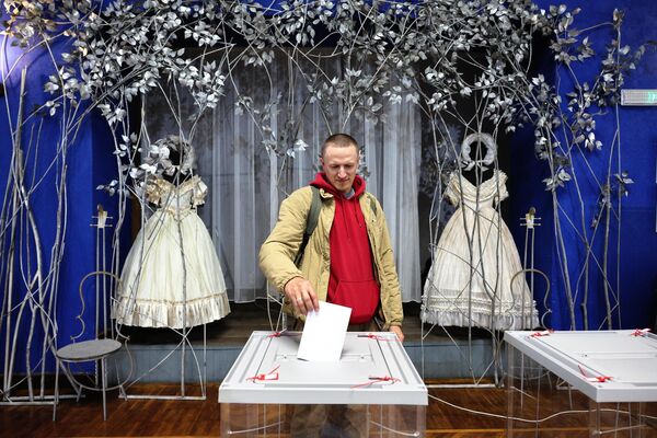 Мужчина голосует на избирательном участке в Калининграде, где проходят выборы губернатора Калининградской области