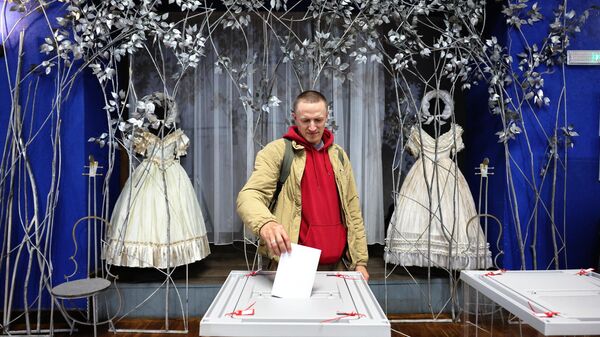 Мужчина голосует на избирательном участке в Калининграде, где проходят выборы губернатора Калининградской области