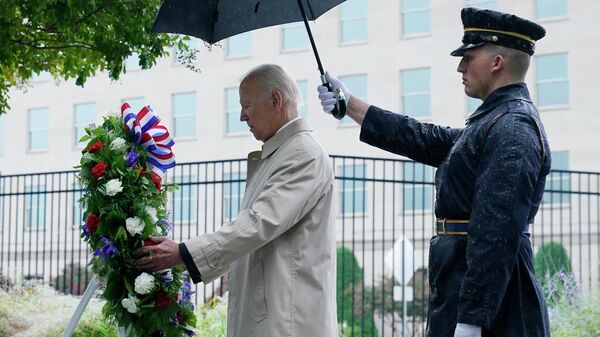 Президент США Джо Байден участвует в церемонии возложения венка у Пентагона в память о жертвах терактов, произошедших 11 сентября 2001 года