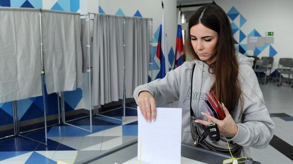 Девушка голосует на выборах губернатора Тамбовской области на избирательном участке №948 в Тамбове