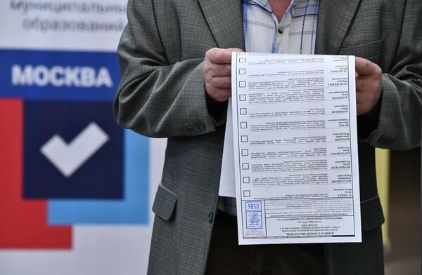 Житель Москвы изучает бюллетень на избирательном участке №586. С 9 по 11 сентября в Москве проходят выборы в Советы депутатов муниципальных образований города