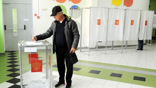 Мужчина голосует на выборах губернатора Тамбовской области на избирательном участке №947 в Тамбове