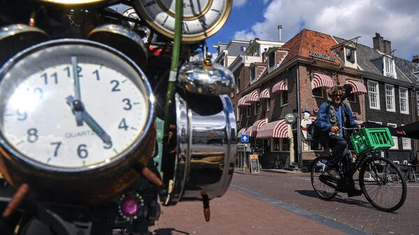 Мужчина едет на велосипеде на одной из улиц в Амстердаме