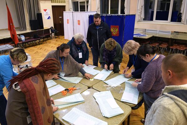 Сотрудники избирательного участка №360 в Санкт-Петербурге подсчитывают бюллетени после завершения голосования на выборах депутатов муниципальных советов Санкт-Петербурга