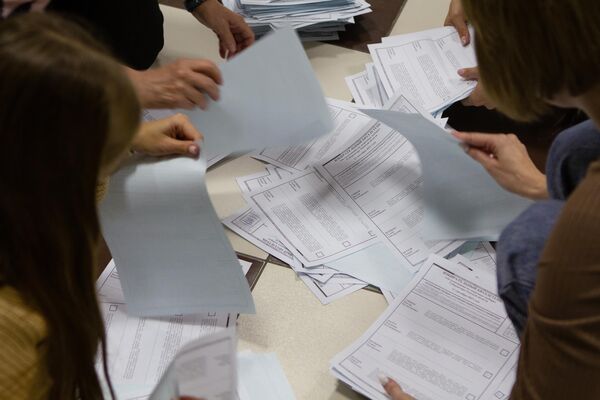 Сотрудники избирательного участка в Томске подсчитывают бюллетени после завершения голосования на досрочных выборах губернатора области