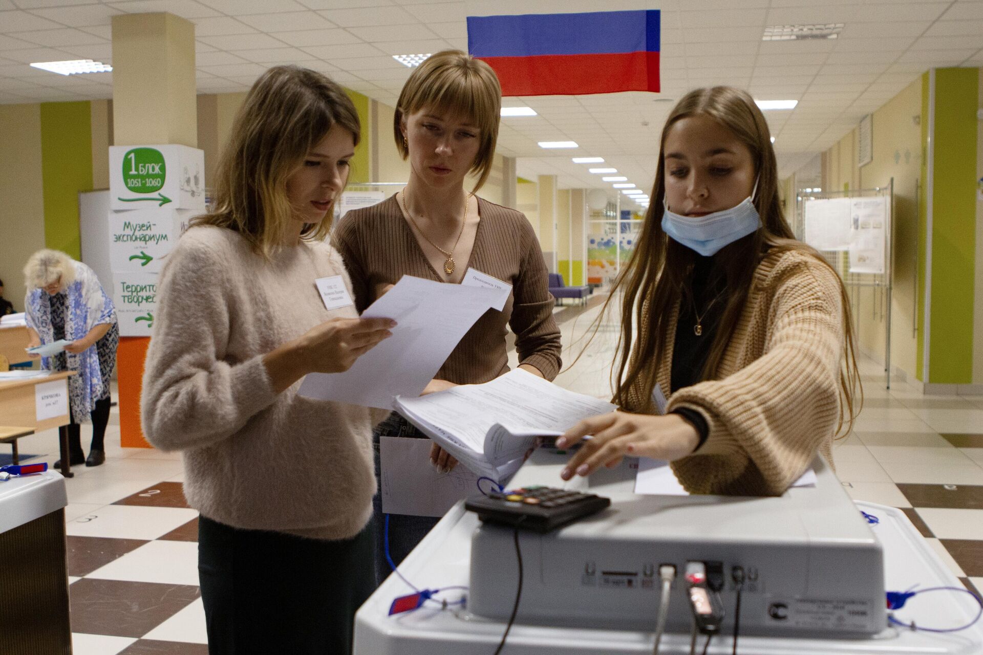 Сотрудники избирательного участка в Томске собирают данные по бюллетеням после завершения голосования на досрочных выборах губернатора области - РИА Новости, 1920, 12.09.2022