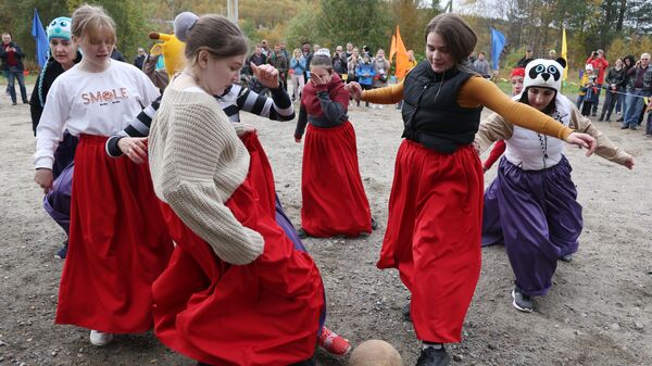 Участницы XXV традиционных Саамских национальных игр играют в саамский футбол в поселке при станции Лопарская Мурманской области