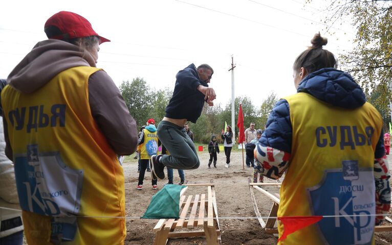 Участник XXV традиционных Саамских национальных игр прыгает через сани в поселке станции Лопарская Мурманской области